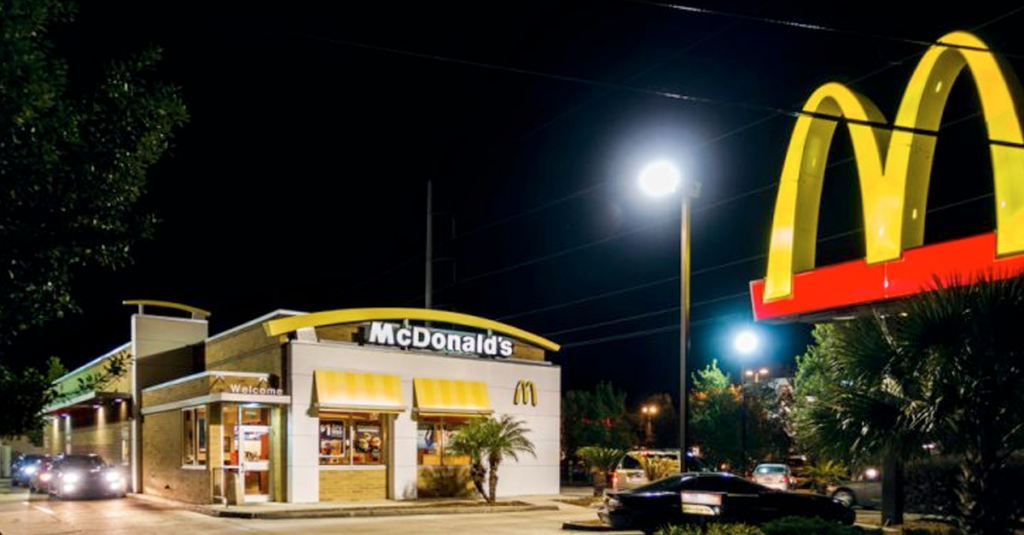 Zákazník přísahal, že po tom, co viděl na parkovišti, už nikdy nebude jíst McDonalds Náhledový obrázek