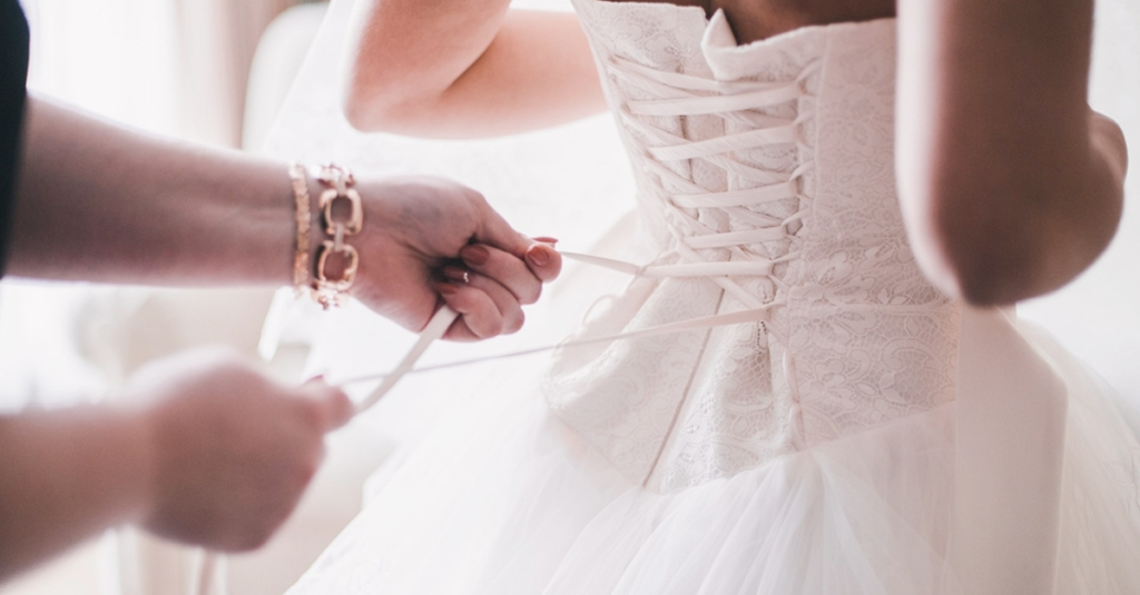 Jak se měnila móda svatebních šatů za posledních sto let? Tohle video vás příjemně překvapí Náhledový obrázek