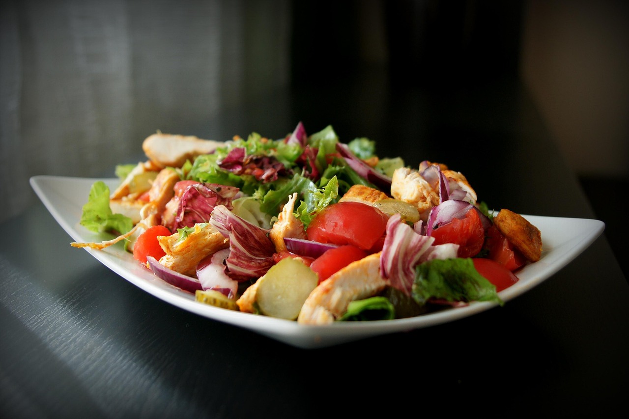 salad-1264107_1280 Miska čerstvého letního salátu s rajčaty, okurkou a bylinkami.