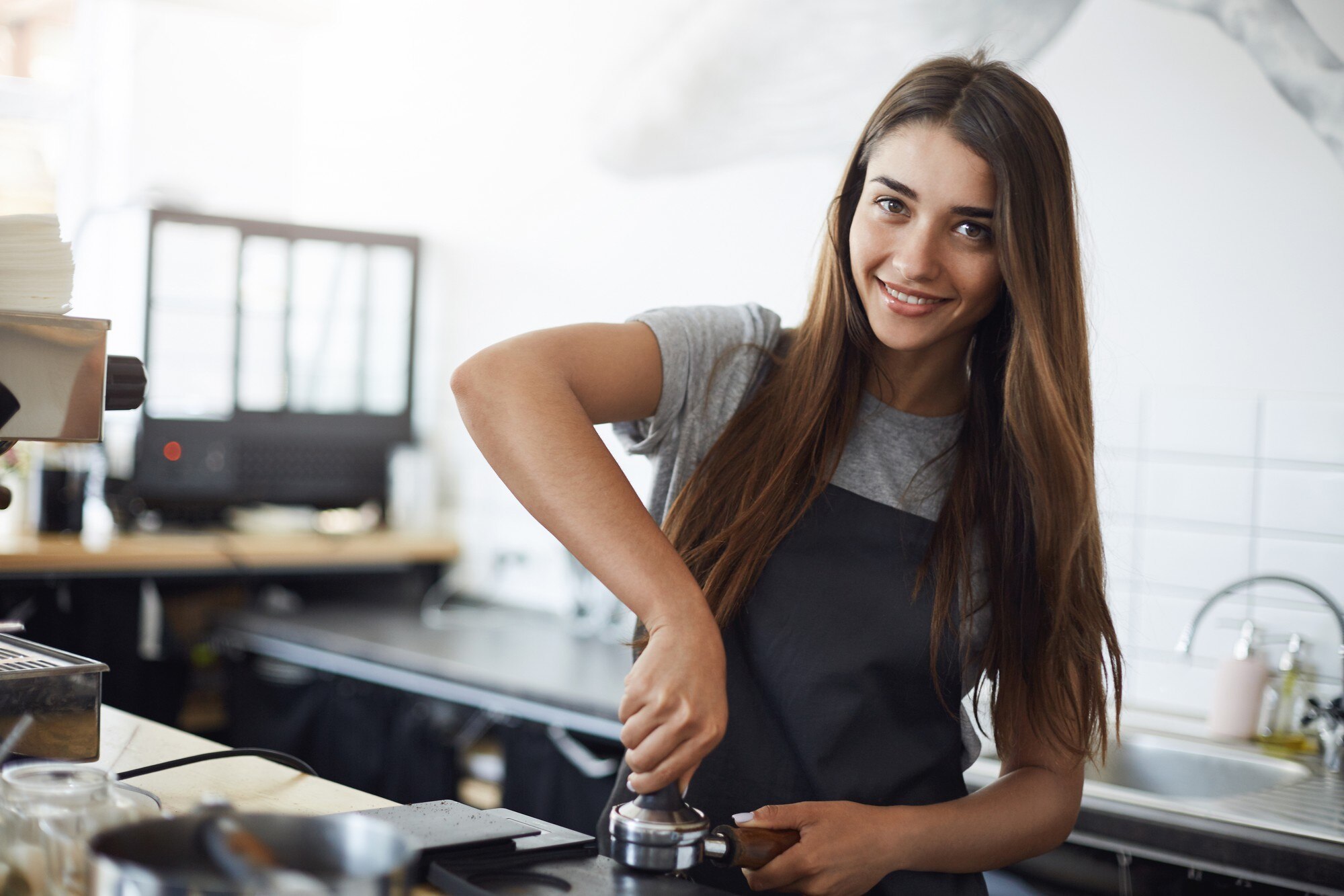 young-barista-work-looking-camera-smiling-using-tamper-prepare-espresso-shot-hipster-work-concept_197531-22373 Mladý brigádník pracující v kavárně během letních prázdnin